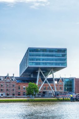Rotterdam, Güney Hollanda, Hollanda - 4 Haziran 2022: Nieuwe Maas kıyıları, ayaklıklar üzerindeki tek kollu bina.