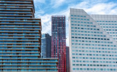 Pencereleri ve balkonları olan modern apartman binası cephesi. Rotterdam (modren mimarisi ile ünlüdür), Hollanda