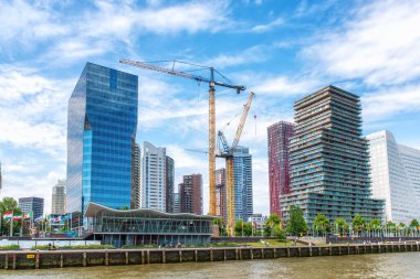 Pencereleri ve balkonları olan modern apartman binası cephesi. Rotterdam (modren mimarisi ile ünlüdür), Hollanda