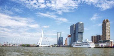 Rotterdam 'ın Nieuwe Maas bankasından Wilhelminapier' e, Kop van Zuid. Kop van Zuid, 1993 yılından beri eski liman bölgesinde geliştirilen yeni bir bölge..