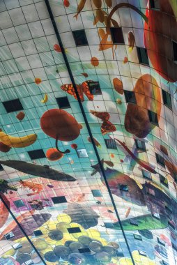 Rotterdam, Güney Hollanda, Hollanda - 4 Haziran 2022: Markthal 'ın renkli kemerli tavanı - Rotterdam şehir merkezindeki ünlü pazar salonu