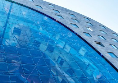 Rotterdam, Güney Hollanda, Hollanda - 4 Haziran 2022: Şehir merkezindeki ünlü bir bina olan Pazar Salonu 'nun ön cephesi.