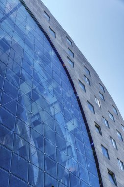 Rotterdam, Güney Hollanda, Hollanda - 4 Haziran 2022: Şehir merkezindeki ünlü bir bina olan Pazar Salonu 'nun ön cephesi.