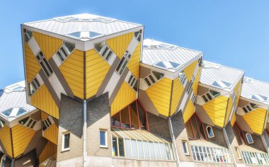 Rotterdam, Hollanda 'daki sarı kübik evler. Rotterdam 'daki 