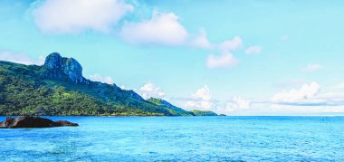 Tropik bir adada dağlar, Fiji. Wayasewa Adası 'nın granit tepeleri, Yasawa Adaları, Fiji