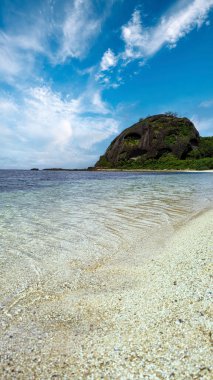 Bir dağın yamacında eşsiz kaya oluşumları, Kuata Adası, Yasawa Grubu, Fiji Adaları, Güney Pasifik