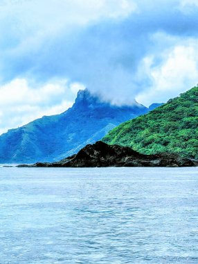 Tropik bir adada dağlar, Fiji. Wayasewa Adası 'nın granit tepeleri, Yasawa Adaları, Fiji