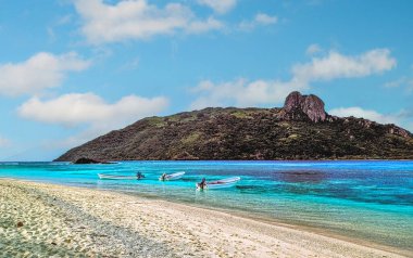 Fiji Güney Pasifik 'teki Kuata Adası açıklarında bir tekne.