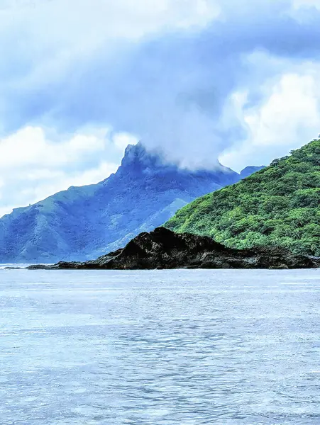 stock image Mountains in a tropical island, Fiji. The granite peaks of Wayasewa Island, Yasawa Islands, Fiji