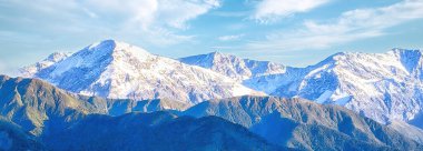 Kuzey Canterbury 'deki Kaikoura yarımadası, Yeni Zelanda; karla kaplı dağlarla çevrili ünlü güzel paninsula