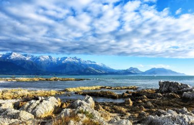 Kean 'in güzel deniz manzarası Kaikoura Dağları' nın tepesinde, üzerinde kar örtüleri, parlak mavi gökyüzü, Marlborough Bölgesi, Güney Adası, Yeni Zelanda