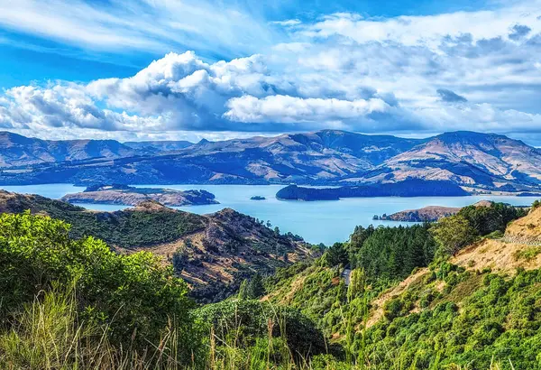 Akaroa, Yeni Zelanda 'nın güneyindeki Canterbury Bölgesi' ndeki Banks Yarımadası 'nda. Fransız yerleşimciler tarafından Louis-Philippe limanı olarak adlandırılan bölge, Fransa kralı I. Louis Philippe 'den sonra kurulmuştur.