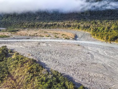 Fox nehir yatağında taşlar ve kumlar, Fox Buzulu, Westland Tai Poutini Ulusal Parkı, Yeni Zelanda 'nın Güney Adası
