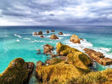 Nugget Point, Otago sahilindeki en ikonik yapılardan biridir. Catlins sahilinin kuzey ucunda, Kaka Point, Yeni Zelanda yolu boyunca yer almaktadır.