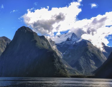 Milford Sound, Ulusal Park Fjordland, Güney Adası, Yeni Zelanda, Okyanusya. Ulusal Park 'taki dağların panoramik manzarası, Milford Sound.