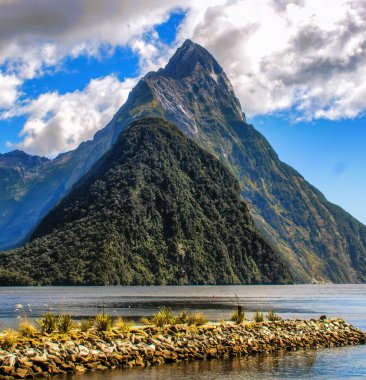 Yeni Zelanda 'nın Güney Adası' ndaki Fiordland Ulusal Parkı 'nda Mitre Tepesi.