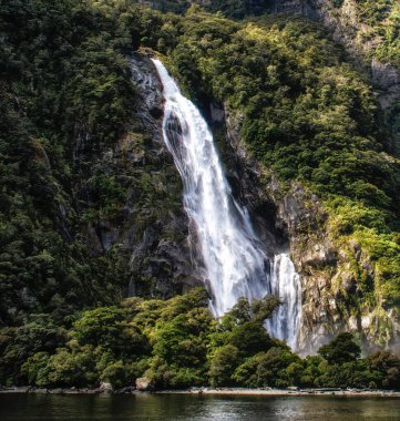 Bowen Falls Milford Sound 'da, UNESCO' nun dünya doğal miras alanı, Fiordland Ulusal Parkı, Güney Adası, Yeni Zelanda