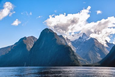 Milford Sound, Ulusal Park Fjordland, Güney Adası, Yeni Zelanda, Okyanusya. Ulusal Park 'taki dağların panoramik manzarası, Milford Sound.