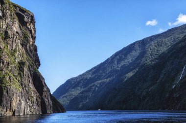 Milford Sound, Yeni Zelanda 'nın en önemli turistik yerlerinden biri ve doğal güzelliği ile dünyaca ünlü..