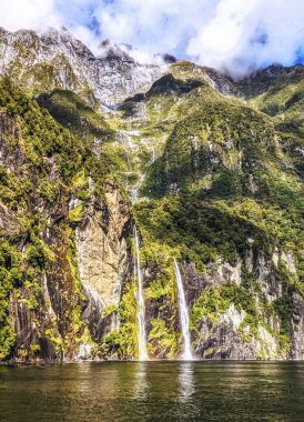 Yaz boyunca Milford Sound, Yeni Zelanda 'da Fairy Falls.