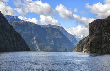 Milford Sound, Yeni Zelanda 'nın en önemli turistik yerlerinden biri ve doğal güzelliği ile dünyaca ünlü..