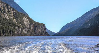 Yeni Zelanda 'nın Güney Adası' ndaki Milford Sound 'un dünyaca ünlü Fiord' u. Bu Fiord, Fiordland Ulusal Parkı 'nda bulunmaktadır..