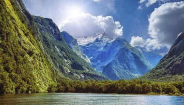 Yeni Zelanda 'nın Güney Adası' ndaki Milford Sound 'un dünyaca ünlü Fiord' u. Bu Fiord, Fiordland Ulusal Parkı 'nda bulunmaktadır..