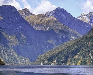 Yeni Zelanda 'nın Güney Adası' ndaki Milford Sound 'un dünyaca ünlü Fiord' u. Bu Fiord, Fiordland Ulusal Parkı 'nda bulunmaktadır..