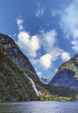 Bowen Falls Milford Sound 'da, UNESCO' nun dünya doğal miras alanı, Fiordland Ulusal Parkı, Güney Adası, Yeni Zelanda