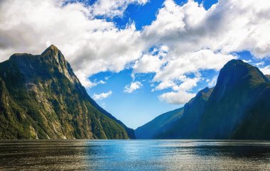 Yeni Zelanda 'nın Güney Adası' ndaki Milford Sound 'un dünyaca ünlü Fiord' u. Bu Fiord, Fiordland Ulusal Parkı 'nda bulunmaktadır..