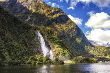 Bowen Falls Milford Sound 'da, UNESCO' nun dünya doğal miras alanı, Fiordland Ulusal Parkı, Güney Adası, Yeni Zelanda