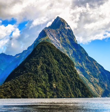 Yeni Zelanda 'nın Güney Adası' ndaki Fiordland Ulusal Parkı 'nda Mitre Tepesi.