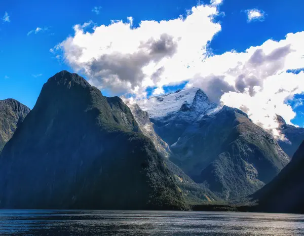 Milford Sound, Ulusal Park Fjordland, Güney Adası, Yeni Zelanda, Okyanusya. Ulusal Park 'taki dağların panoramik manzarası, Milford Sound.