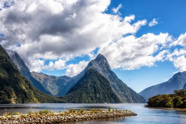 Yeni Zelanda 'nın Güney Adası' ndaki Fiordland Ulusal Parkı 'nda Mitre Tepesi.