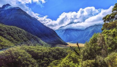 Gillespie Geçidi 'ndeki vadi manzarası, Yeni Zelanda