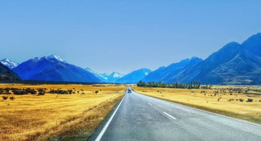 Yeni Zelanda 'nın güney adasındaki Cook Dağı yakınlarındaki Hooker Track yolu karlı dağlara çıkıyor. Yeni Zelanda
