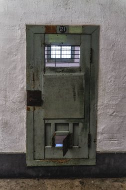 Seul, Güney Kore - 07 Eylül: Seul, Güney Kore 'deki Seodaemun cezaevinin kanatlarından birinde bir hapishane hücresinin ahşap kapısı.