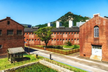 Seul, Güney Kore - 07 Eylül - Eski Seodaemun cezaevi binaları manzaralı ve Seodaemun-gu, Güney Kore 'de Inwangsan dağı manzaralı
