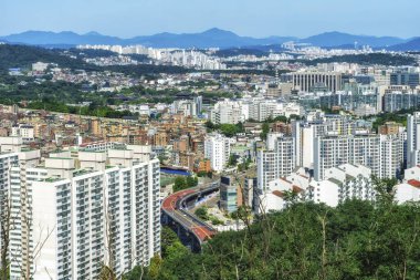 Seul, Güney Kore - 07 Eylül - Inwangsan Dağı 'ndan Seul' un mavi gökyüzü boyunca yüksek açılı görüntüsü.
