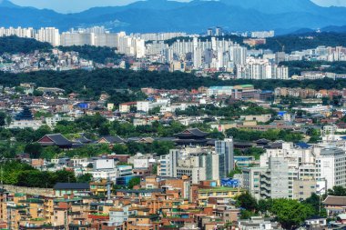 Seul, Güney Kore - 07 Eylül - Inwangsan Dağı 'ndan Seul' un mavi gökyüzü boyunca yüksek açılı görüntüsü.