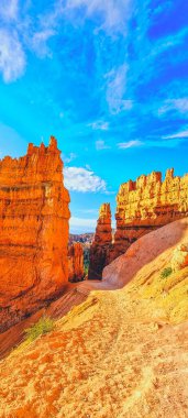 Utah, ABD 'deki Bryce Ulusal Parkı' nda ortaya çıkan eşsiz kırmızı kaya manzarası.