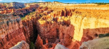 Yaz mevsiminde Bryce Canyon Ulusal Parkı 'nın inanılmaz manzarası, Utah.