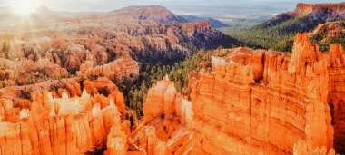 Dramatik gökyüzü ve mavi gökyüzü, Utah, Abd ile gün doğumunda güzel altın sabah ışığında doğal Bryce Canyon Milli Parkı'nda şaşırtıcı hoodoos kumtaşı oluşumları Panoramik görünümü