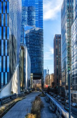 High Line Park, Chelsea, Manhattan, New York City 'nin göbeğinde yükseltilmiş gezinti güvertesi, ABD