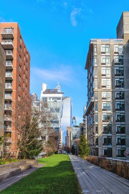 Hudson Yards gökdelenleri olan High Line gezinti güvertesi. Chelsea, Manhattan, New York City 'deki yükseltilmiş yeşil yol parkı, ABD