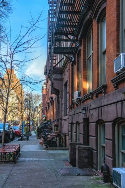 Kahverengi taşlar, kapı merdivenleri ve sabah ışığında süslemeler. Yukarı Batı Yakası Caddesi, Manhattan, New York