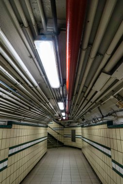 Manhattan, New York 'ta 9. caddedeki metro istasyonunda birçok boru hattı olan metro platformu.
