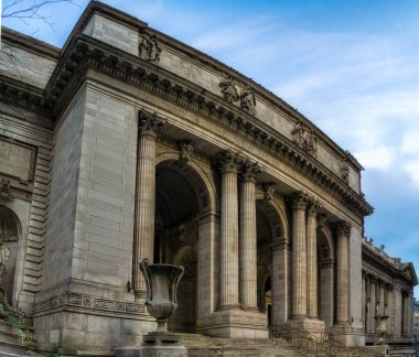New York Halk Kütüphanesi, ABD 'nin New York şehrinde bulunan bir halk kütüphanesidir.