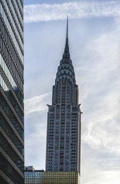 New York, ABD - 22 Aralık 2023: New York 'un merkez bölgesinde yer alan çok katlı yüksek binaların ve Chrysler binalarının alçak açısı