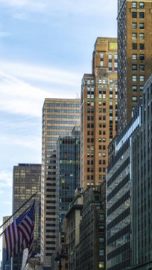 ABD 'nin New York şehrindeki beton ve cam binaların düşük açılı görüntüsü